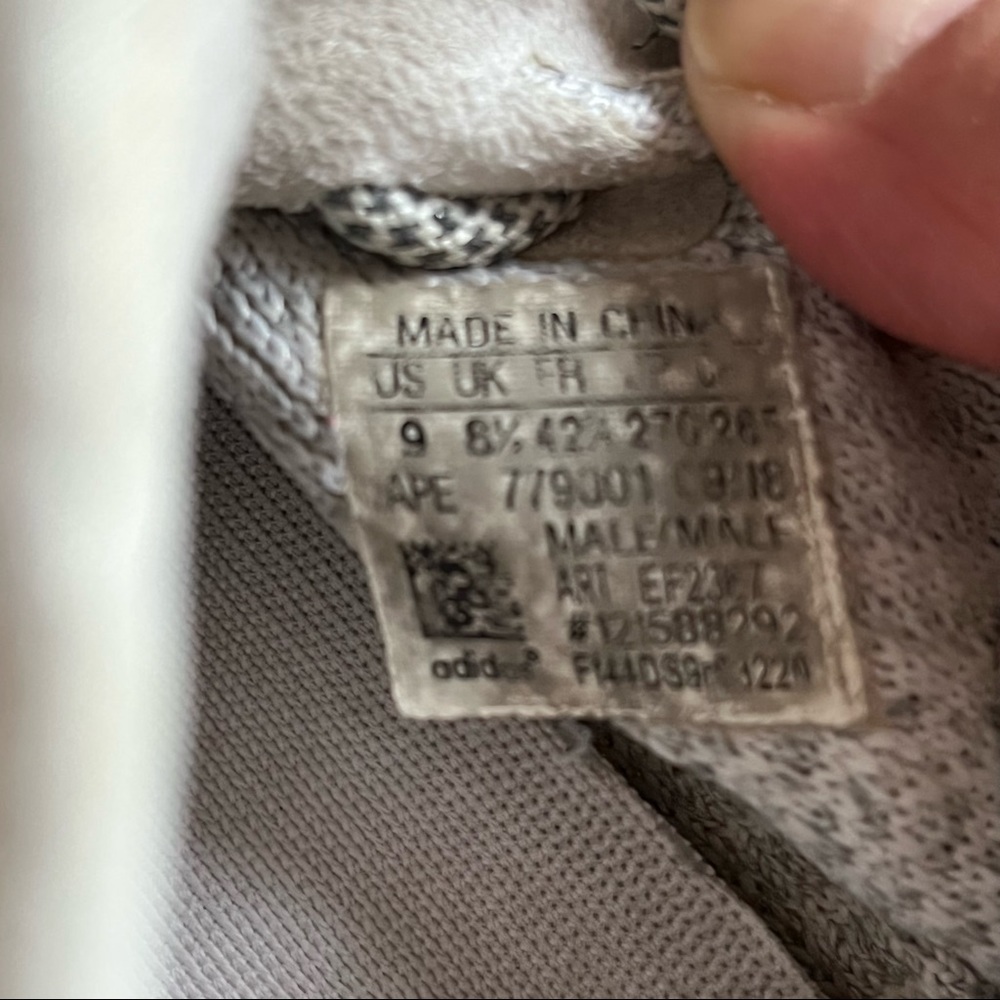 VGUC Yeezy Boost 350v2 static size 9 - Picture 10 of 13